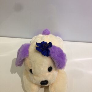 Perro beige con violeta