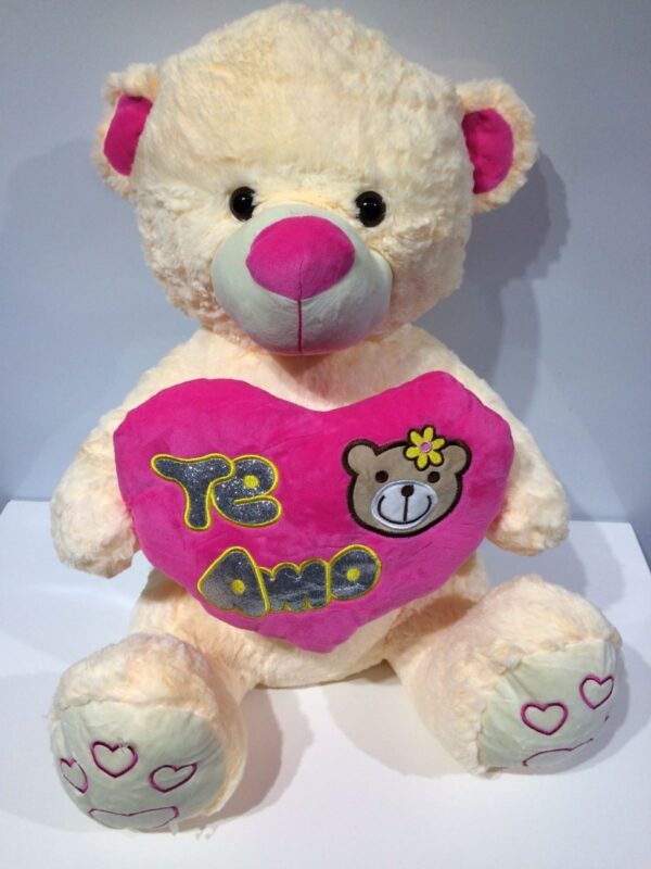 Oso con osito bordado en corazón