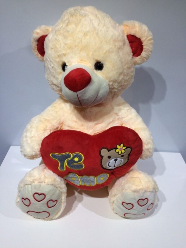 Oso con osito bordado en corazón