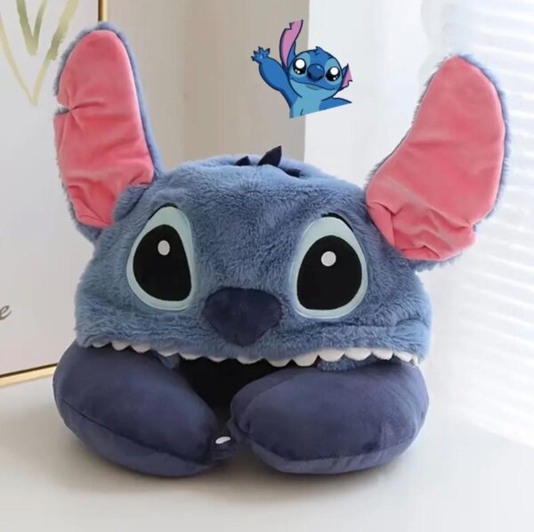 CUELLO DE VIAJE CON GORRO STITCH  BELLO