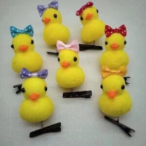 Broche de patitos con moño